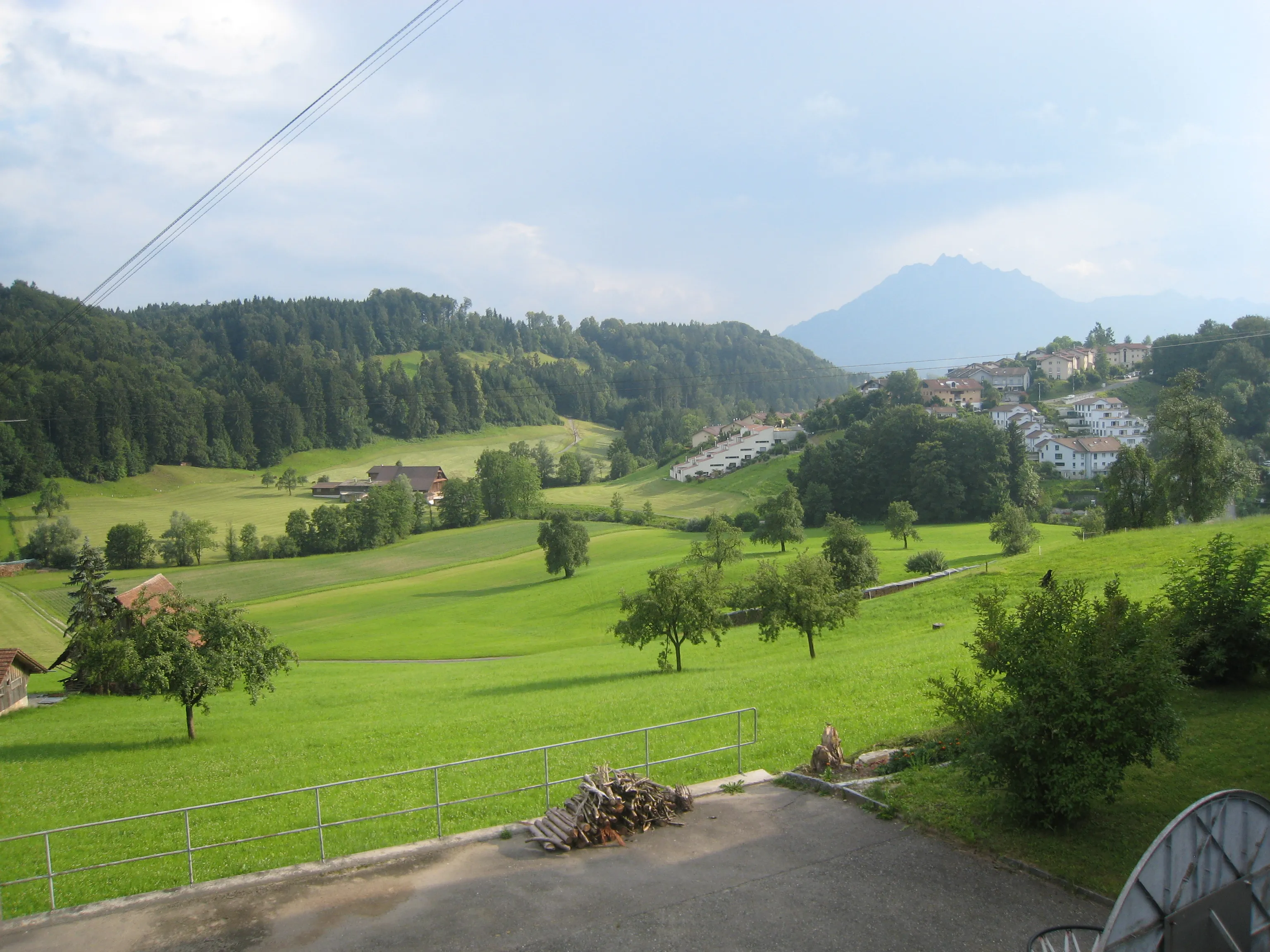 Hügellandschaft bei Adligenswil mit dem Pilatus