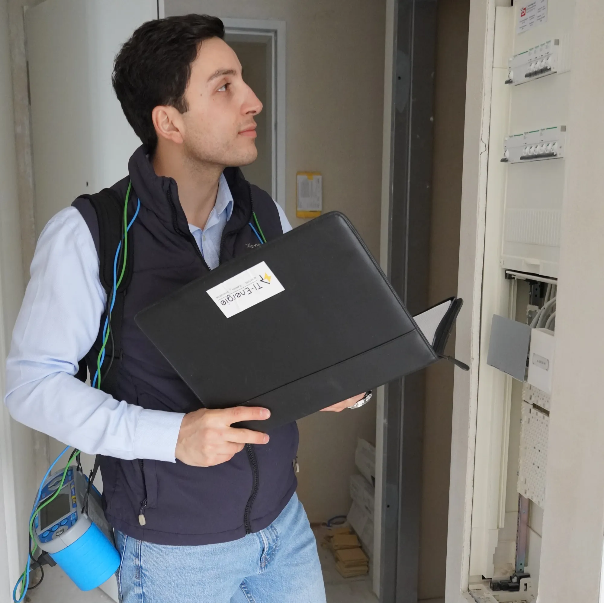 Timur Ilkhan, Geschäftsführer, vor einer Elektroverteilung