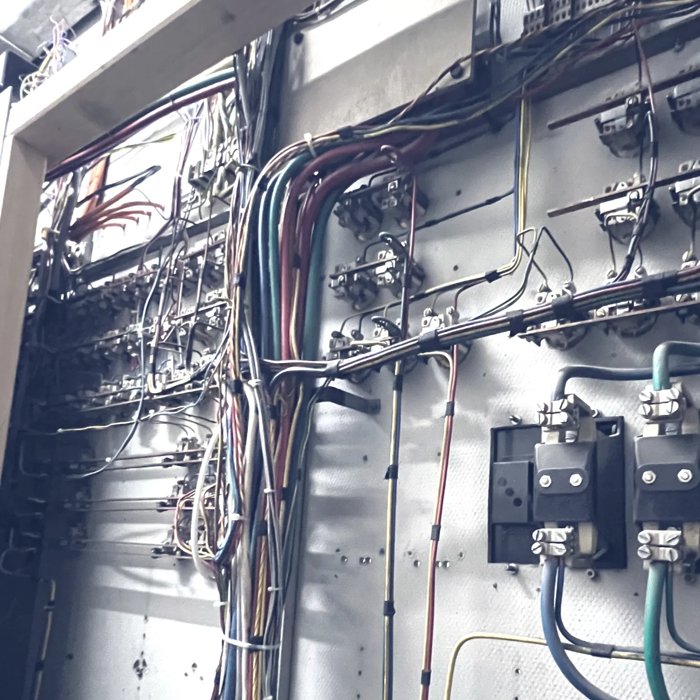 Ältere, geöffnete Elektroverteilung